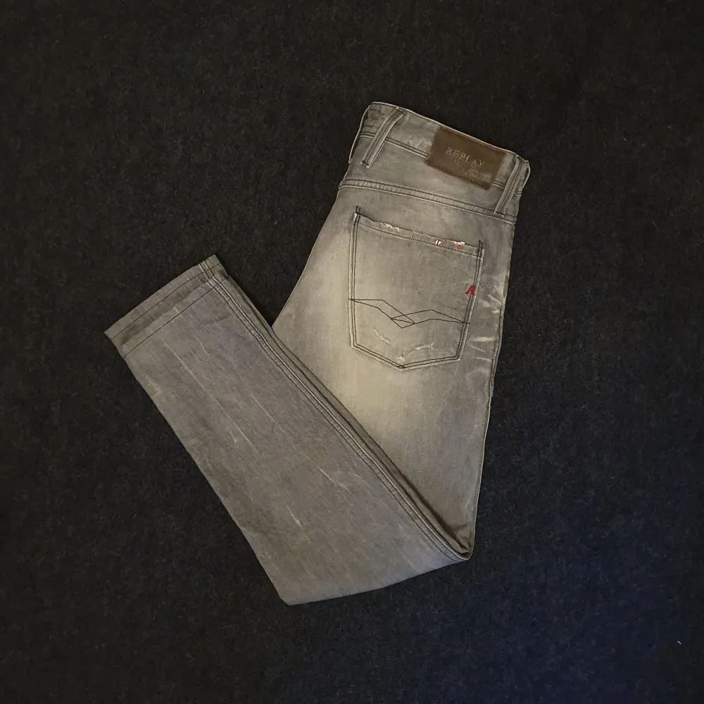 Säljer ett par riktigt snygga gråa replay jeans i bra skick| storlek är 31/32| passform är åt det smalare hållet| hör av dig vid frågor;). Jeans & Byxor.