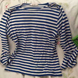 blå randig tröja - långärmad tröja som är ganska luftig. Den är xl men skulle säga att den passar som en lite luftig m/l