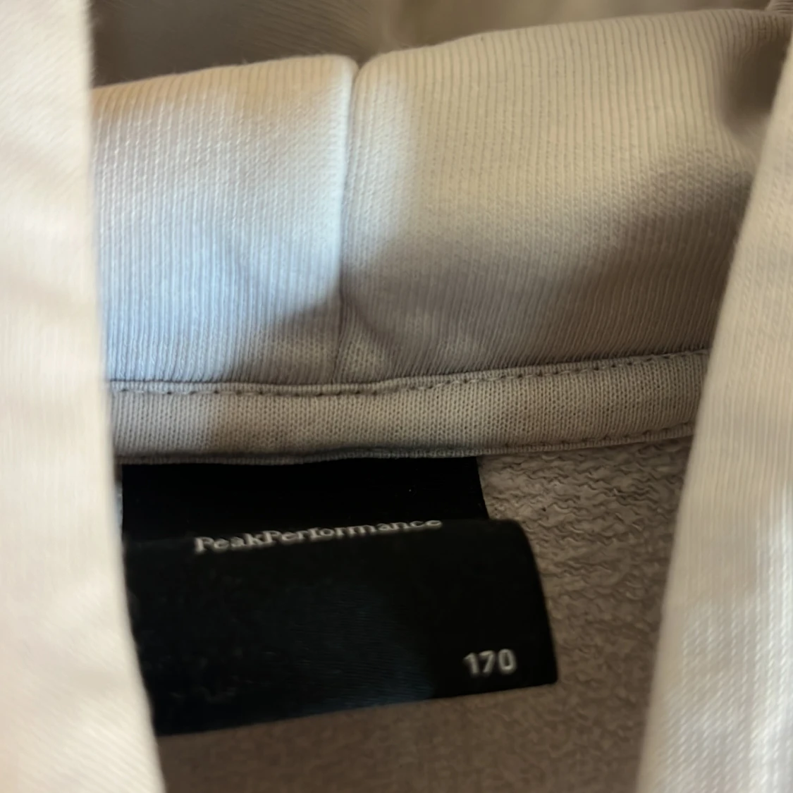 En vit peak performance hoodie  - 91