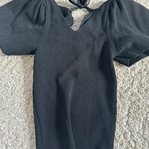 Volang tröja - Volang tröja från only, aldrig använd. Säljer då den inte kommer till användning. Super fin kvalitet. Nypris 209kr