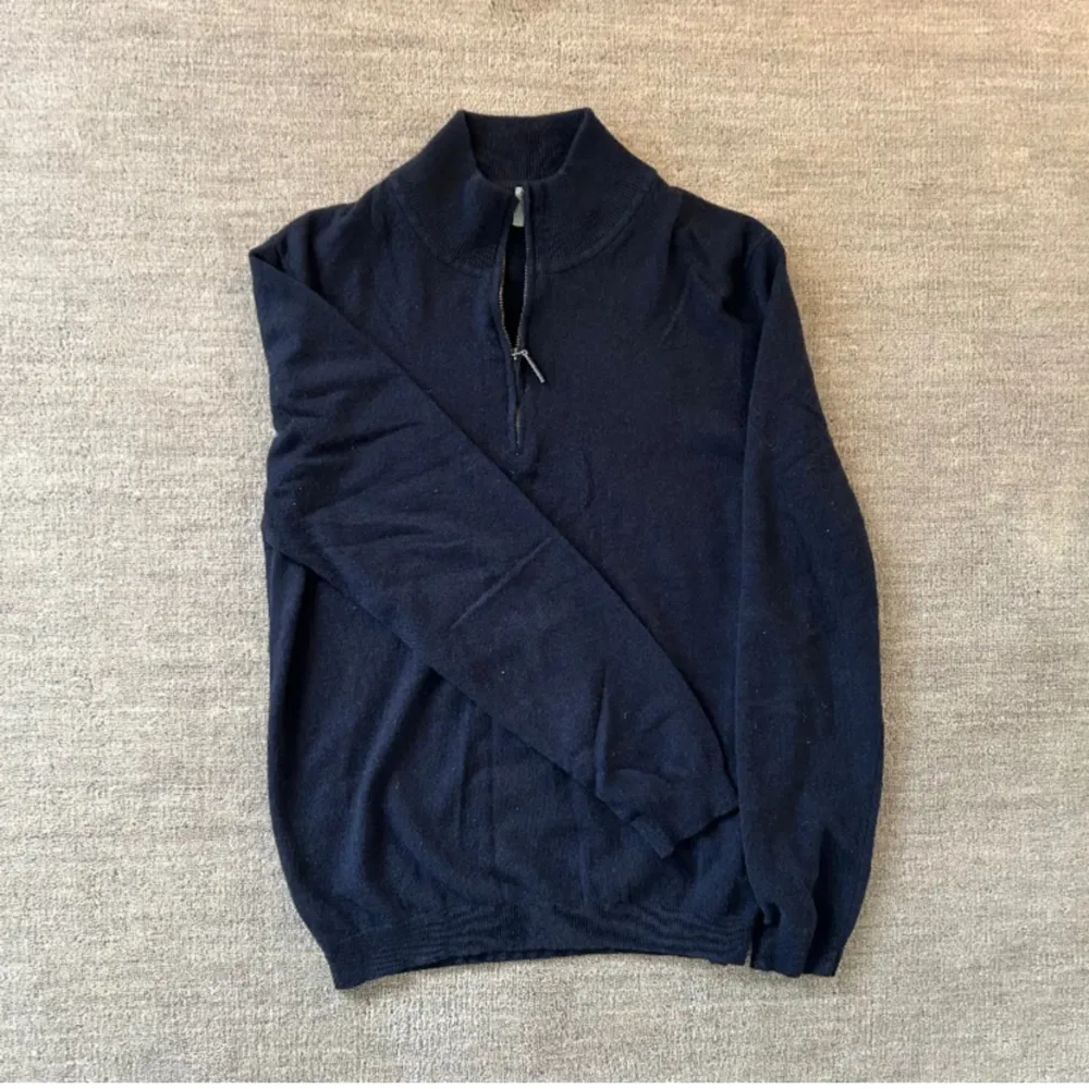 Säljer den här italienska half-zip tröjan från benetton i storlek M för 425kr! 100% kashmir. Mycket bra skick och inga defekter. Skriv om minsta funderingar!🔥. Tröjor & Koftor.