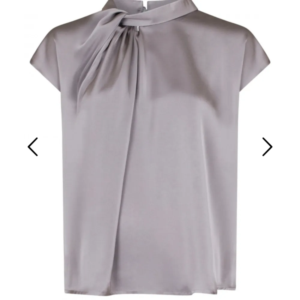 Jag säljer denna jättefina blusen ftpn neo noir då den inte kommer till användning💕original priset är 599kr, knappt använd💕pris kan diskuteras tryck gärna på ”köp nu”💕. Blusar.