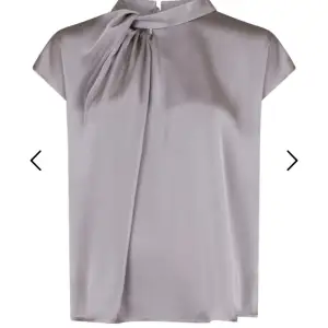 Jag säljer denna jättefina blusen ftpn neo noir då den inte kommer till användning💕original priset är 599kr, knappt använd💕pris kan diskuteras tryck gärna på ”köp nu”💕