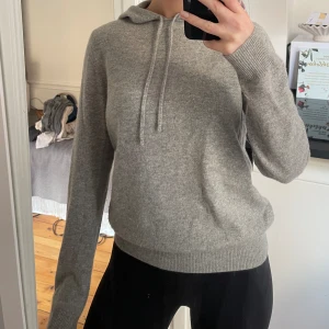 Soft Goat hoodie - Intressekoll. Hoodie från soft goat i storlek xs. Tröjan har ett litet hål men som knappt syns, se bild.