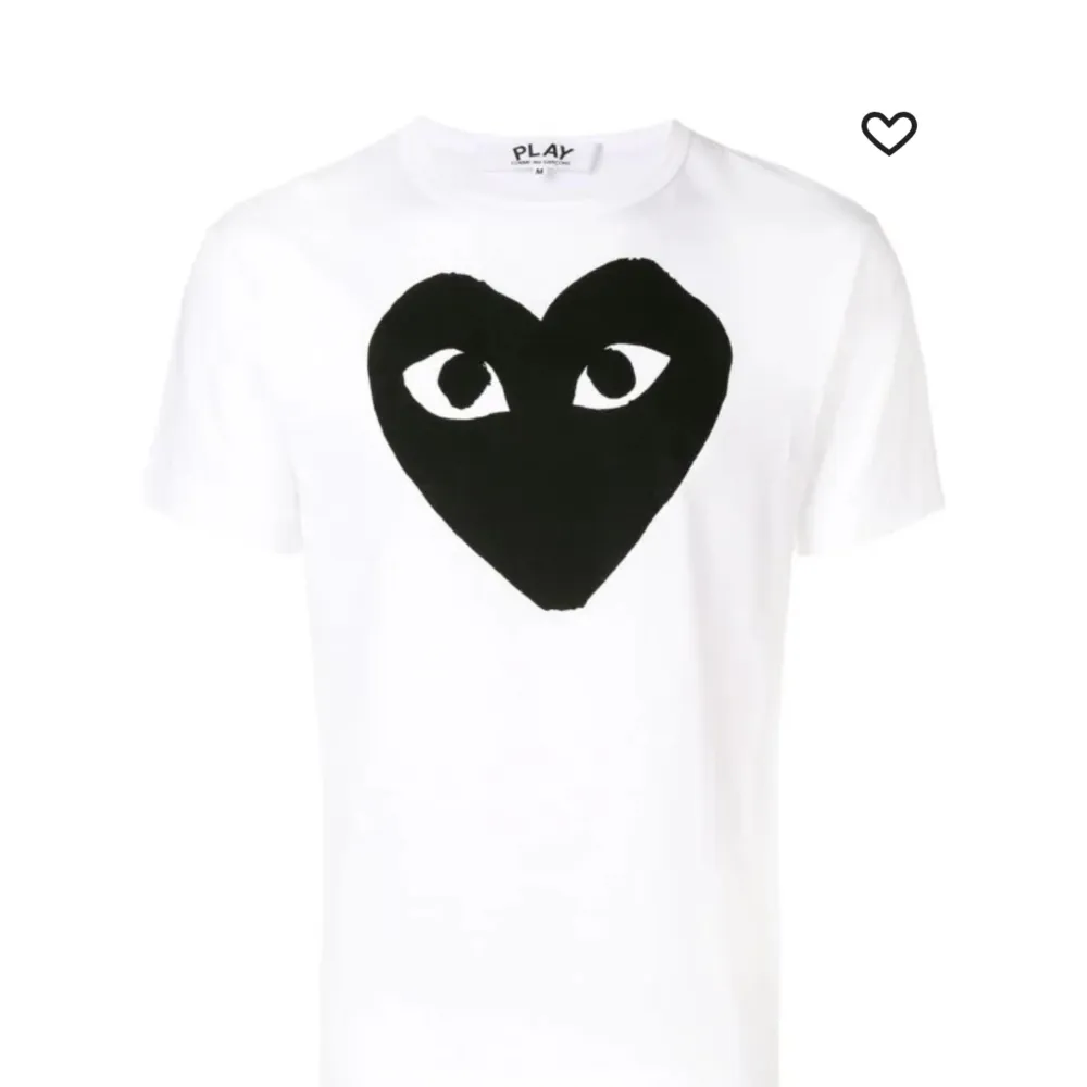 Hej, säljer denna feta t shirt från comme des garçons,köpte denna i somras för cirka 1000 kr på nk. Säljer pga att den är för liten och kommer inte till någon användning, skick 9/10 (kan gå ner i pris vid snabbaffär) Hör av dig vid flera frågor!. T-shirts.