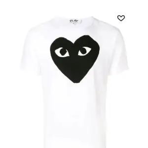 Hej, säljer denna feta t shirt från comme des garçons,köpte denna i somras för cirka 1000 kr på nk. Säljer pga att den är för liten och kommer inte till någon användning, skick 9/10 (kan gå ner i pris vid snabbaffär) Hör av dig vid flera frågor!