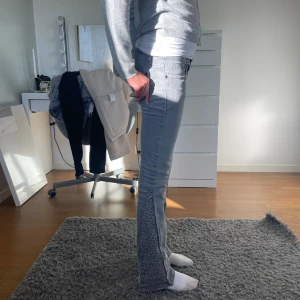 Lågmidjade Leopard jeans - Skitsnygga och trendiga Lågmidjade leopard jeans som är egen sudda med små deffekter men som inte är så jättesynligt✨✨