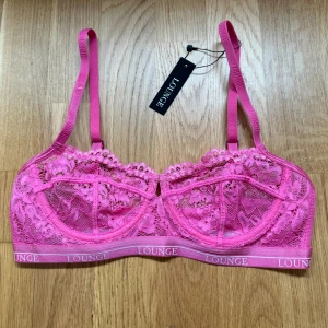 Lounge bh - Ny bh från Lounge i modellen Blossom Balcony 70C. Passade tyvärr inte mig, aldrig använd. Perfekt skick. Flera fina detaljer som text, silvriga ringar på axelbanden osv. Se alla bilder. Nypris: 525kr