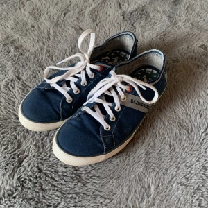Blåa Ralph Lauren skor - Ralph Lauren skor i bra skick storlek 37 dock lite liten i storleken 