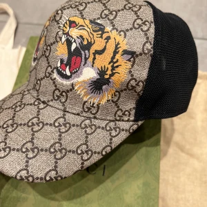 Gucci tiger keps - Gucci tiger keps|Bra skick inga skador| Låda dustbag och allt man fick med finns kvar bara att skriva för mer info🤝