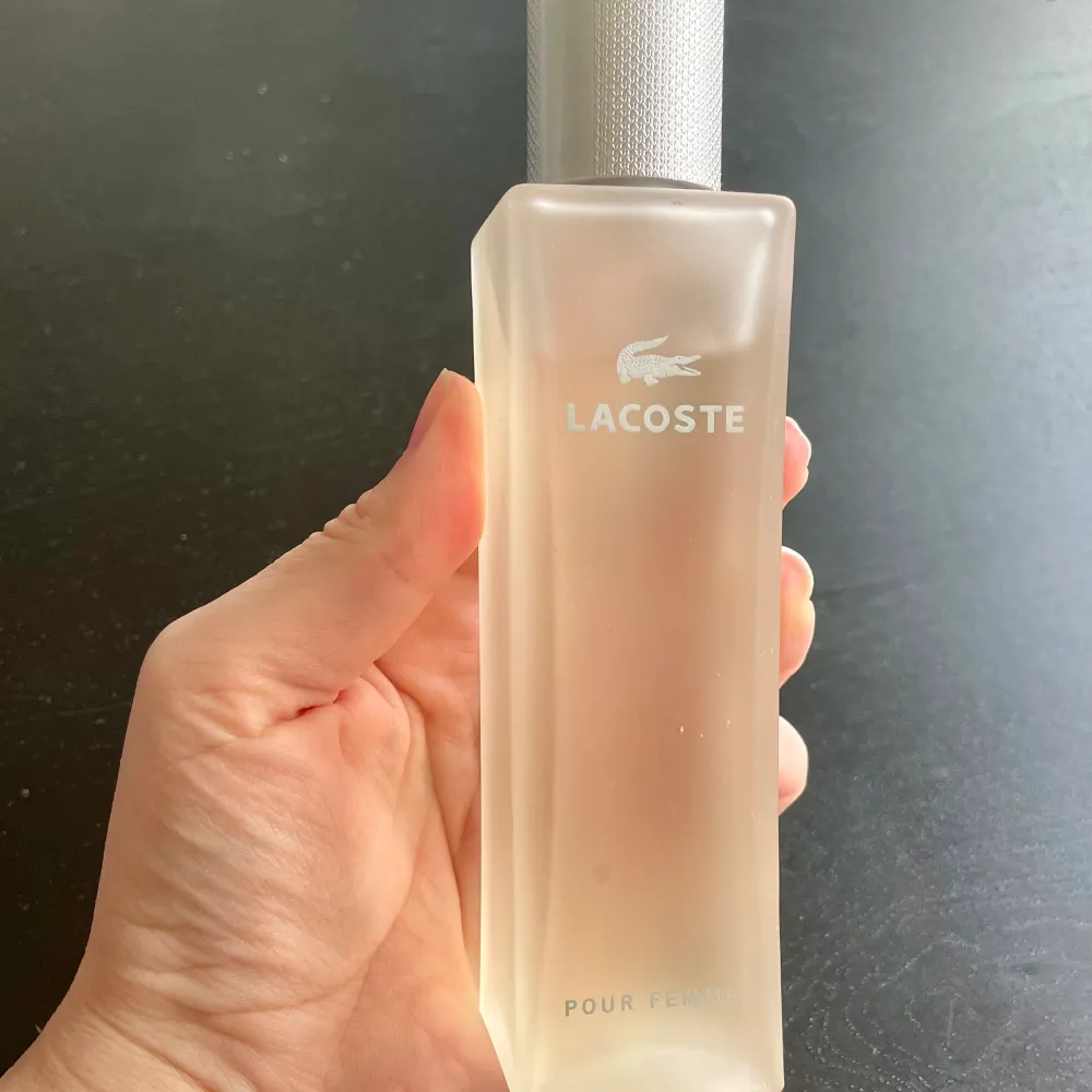 Lacoste Pour Femme Légère EdP 90 ml. Nästan oanvänd, typ några millimeter som är taget. 🤗  . Accessoarer.