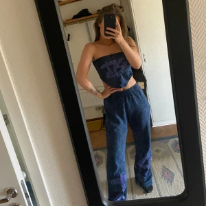 Set  - Blått streetstyle set, storlek S i både topp och byxor. Använt och tvättat en gång, som nyskick. Köpt för 385kr 
