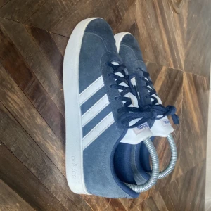Mörkblåa adidas skor - Ett par mörkblåa adidas skor, perfekt för våren och sommaren. Väldigt lätt använda. 
