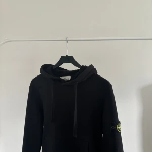 Stone Island hoodie - Säljer min feta Stone Island hoodie som jag inte får användning av! Använd fåtal gånger. Köpt i deras butik i Stockholm! Den är storlek S. Påse tillkommer, bara att höra av sig!  