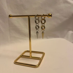 Örhängen  - Finns i guld och silver. Köp för 99kr/st Eller 185kr/ paret. Modell 148 Smyckes ställningen finns även att köpa för 299kr!