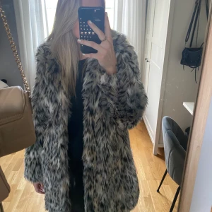 Päls jacka - Superfin pälsjacka ifrån QED London. Säljer den då jag inte fått så mycket användning av den💋 