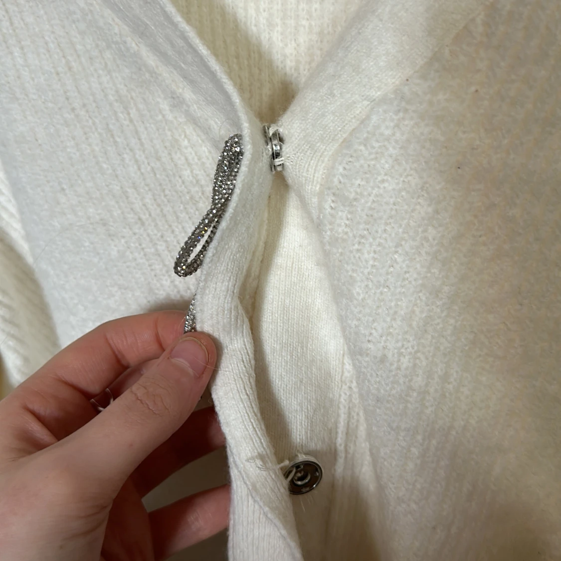 Stickad kofta med glitter detalj - 92