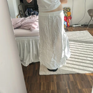 maxikjol  - Jättefin vit långkjol. Den är skrynklig på bilderna men kan strykas innan den postas😅 knappt använd! Tryck gärna på köp nu🙌🏼