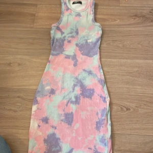 Klänning - Storlek är S, Säljer de är inte min stil, tajt ,skön, lila rosa blå och vit färg,korta armar… pris 30-40 kr  