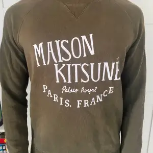 Tja! Säljer nu min Maison Kitsune tröjan. En av de trendigaste märkena just nu! Den är i storlek S, men passar även M. Skicket är 10/10, inga flaws. Vid frågor eller funderingar skriv till mig. 
