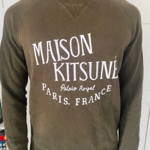 Maison Kitsune Tröja - Tja! Säljer nu min Maison Kitsune tröjan. En av de trendigaste märkena just nu! Den är i storlek S, men passar även M. Skicket är 10/10, inga flaws. Vid frågor eller funderingar skriv till mig. 