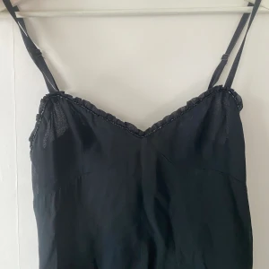 Ralph lauren klänning  - Säljer min snygga Ralph lauren klänning då den tyvärr är för liten för mig. Den har jättefina detaljer både längst ner och upp på klänningen!