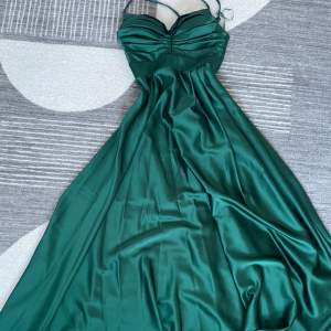 Säljer denna fina klänning med slits på framsidan💚🍀 Den har använts en gång☺️ OBS!! Priset kan disskuteras
