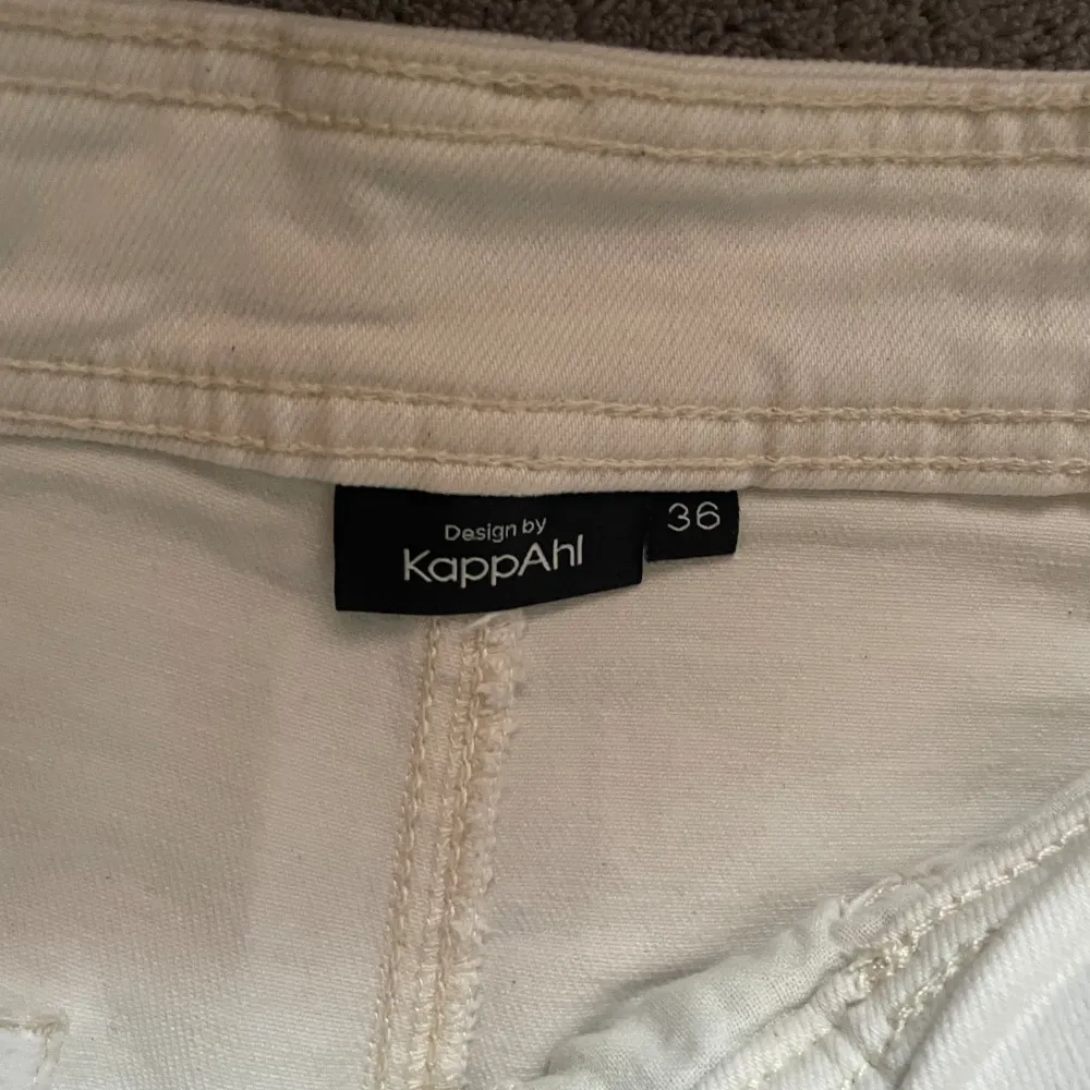 Ljusbeiga jeans i nyskick säljs i storlek 36/S. Från kapphl, Köpt för 399kr säljer för 199kr Pris kan diskuteras vid snabb affär 😊. Jeans & Byxor.