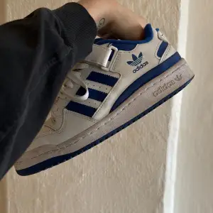 Säljer mina adidas forum low  Fint skick, 700kr Nypris 1345