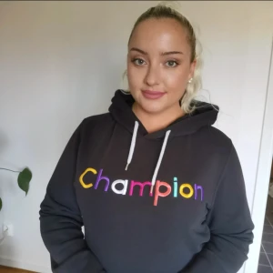 Mysig Hoodie  - Mysig hoodie från champion i stl M. I bra skick 