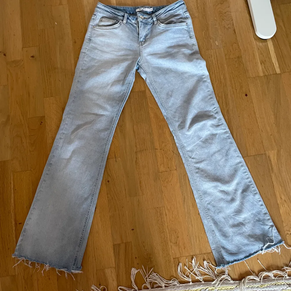Säljer dessa as snygga flared lowwaist jeans från NA-KD då dom är för stora på mig.💘 kontakta privat för fler bilder med mera💞 Lite fransiga där nere men inga andra defekter!🫶  Lägg gärna prisförslag!. Jeans & Byxor.