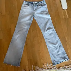 Säljer dessa as snygga flared lowwaist jeans från NA-KD då dom är för stora på mig.💘 kontakta privat för fler bilder med mera💞 Lite fransiga där nere men inga andra defekter!🫶  Lägg gärna prisförslag!