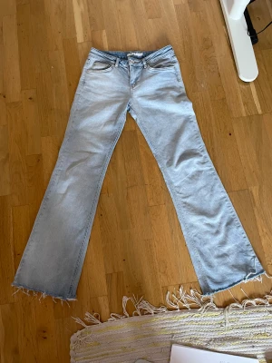 NA-KD jeans - Säljer dessa as snygga flared lowwaist jeans från NA-KD då dom är för stora på mig.💘 kontakta privat för fler bilder med mera💞 Lite fransiga där nere men inga andra defekter!🫶  Lägg gärna prisförslag!