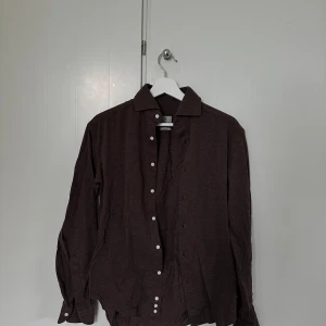 Linneskjortor - Säljer ett gäng snygga linneskjortor från märket la chemise som är från förra sommaren. Den första bilden är dock en i jerseymaterial. Säljer samtliga 5 skjortor för 1250 eller 350 styck. Bild 1 och 3 är i storleken 37, resten 38.