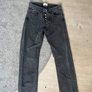 Intressekoll på mina eytys Orion jeans i storlek 29x32. Använda fåtal gånger men kommer tyvärr inte till användning. Nypris på eytys hemsida är 2200 kr. 
