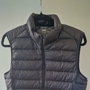 Helt ny Uniqlo väst  - Jag säljer nu min helt nya väst då den var för liten när jag köpte den. Kvitto kan skickas över genom mejl.  Skriv om ni har några frågor!