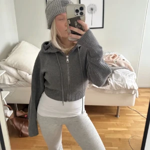 Cool topp - Säljer denna as coola stickade crop hoodie💕 fint skick! Pris kan alltid diskuteras