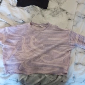Tröja  - Säljer denna tröja för 50 kr ink frakt i storlek 146/152 använd 5-7 gånger 🫶🏻