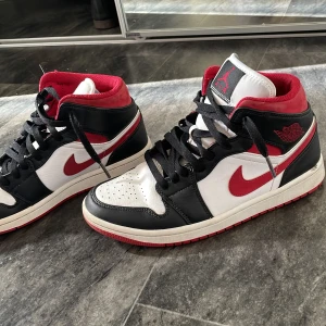 Jordan skor (stl 41) - fint skick förutom hål i båda hälarna som vissas i sista bilder dom är äkta och du får även med boxen till skorna  