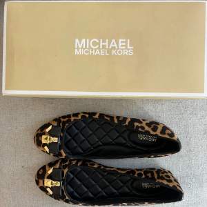 Michael kors leopard balette skor 