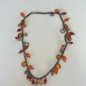 Halsband med oranga hängen - 55 cm långt halsband med olika pärlor. Använt ett fåtal gånger. 