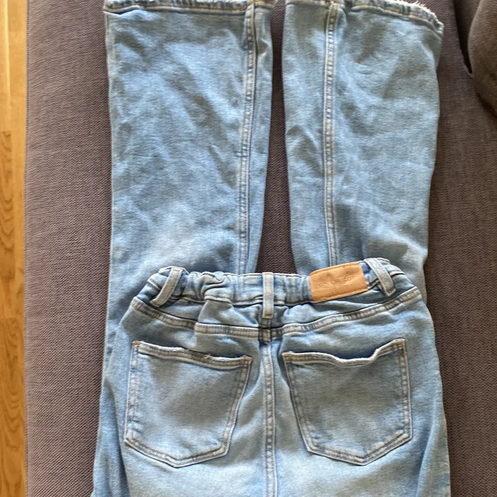 Jag säljer dessa bootcut jeans för dem har blivit för korta, dem är ifrån Gina Young i storlek 146 men har passat mig i längden tills nu och jag är 155. Skriv gärna om ni har några frågor eller vill ha fler bilder💞. Jeans & Byxor.