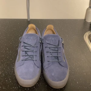 Guizeppe zanotti - Säljer nu dessa feta quizeppe zanotti skor. Säljer pga att jag inte gillade färgen och fick dom i present så var försent att skicka tbx.  Skick 9,5/10  Tveka inte på att höra av er om frågor eller liknande.🙏🏻 Pris kan diskuteras 