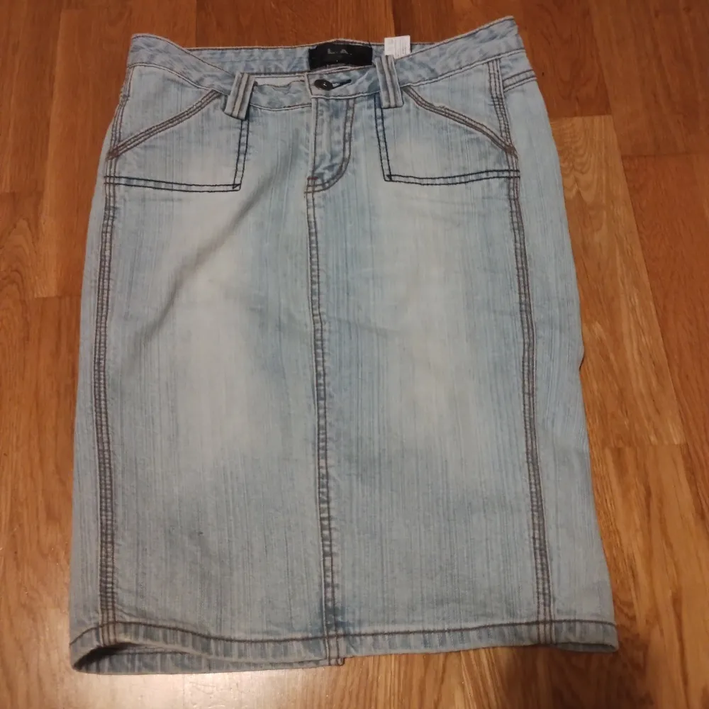 L. A. Jeans kjol i ljus blå. Den är väldigt bra i skick och är jättefin till sommaren. Har aldrig använt, bara testat. Storlek S, men är lite tight. Medellång till låren. . Kjolar.