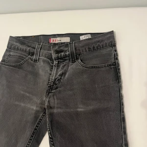 Levis 511 32/32 - Riktigt snygg färg, använda men mycket liv kvar Nypris 1100kr Köp för endast 299kr