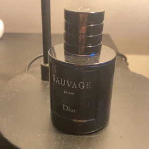 Dior suavage elixir - Säljer min dior suavage elixir då den inte kommer till användning. Självklart äkta och box med följer. Priset är fast.