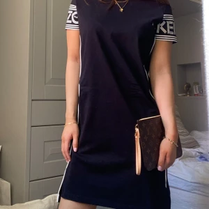 Klänning  - En svart klänning från Kenzo i storlek Xs. Den är endast testad. Köparen står för frakten, inga returer. 🥰