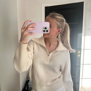 & Other Stories Tröja - Säljer min fina halv zip från & other stories som tyvärr inte kommer till användning längre, nypris 990kr. Använd fåtal gånger och är i nyskick💕
