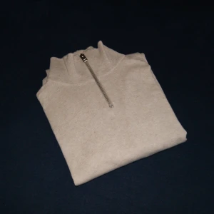 Halvzip - Jack&Jones - Ny halvzip från Jack&Jones, den är i storlek M och i färgen beige. Väldigt stilig och passar till allt (särskilt inför sommaren). Nypris 599 kr och vårt pris 199 kr. Vid fler frågor eller funderingar tveka inte att kontakta oss! Pasa på!