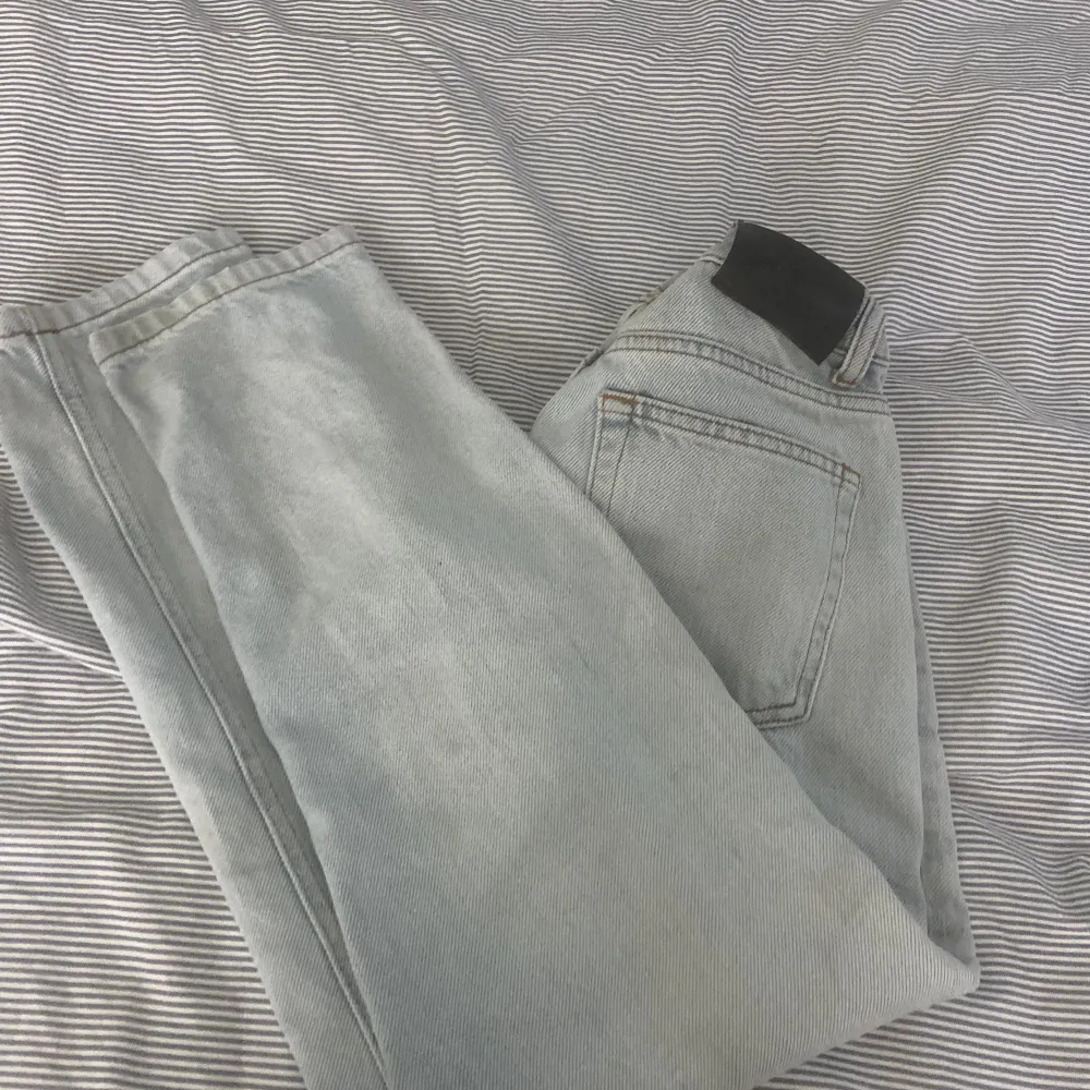 Jag säljer mina skit snygga grunt jeans pågrund av att dom e för små.  Skick:5/10 lite fläckar. . Jeans & Byxor.